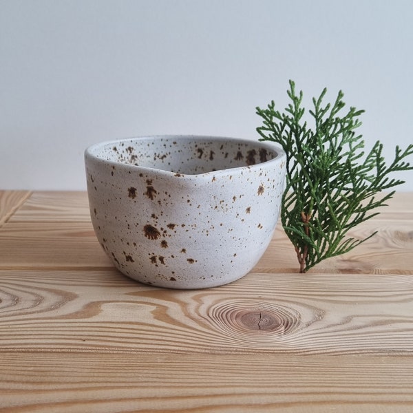 Matcha Schale Mit Ausguss, Ausguss Chawan, Weiß und Braun gesprenkelte Teetasse