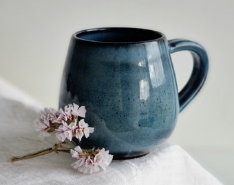 Grande tasse en céramique, grande tasse à café, tasse en poterie bleue, tasses en grès faites main, tasse ronde de 12 oz, cadeau pour elle, maman