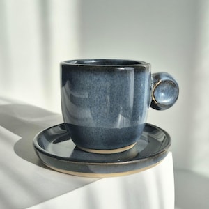 Taza y platillo de café espresso de cerámica azul hechos a mano. Sin cargos adicionales para EE. UU.