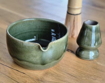 Cuenco de matcha verde hecho a mano con boquilla, cuenco de matcha y soporte para batidor, chawan con boquilla y soporte para chasen, regalo de Navidad para amantes del matcha.