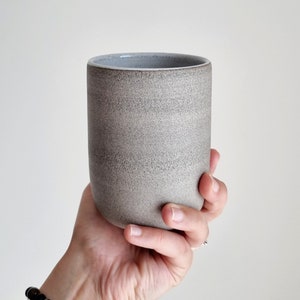 Keramiktasse ohne Henkel 13 Unzen, minimalistische Tasse ohne Henkel 400ml, grau-weiße Tasse ohne Henkel, japanische Teetasse, Weihnachtsgeschenke für Mama