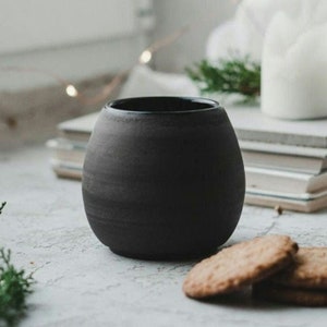 2er Set Japanische Teetasse, Steingutbecher, asiatische Teetasse, dunkelgraue und schwarz matt Tasse ohne Henkel, schwarze Teeschale, minimale moderne Tasse