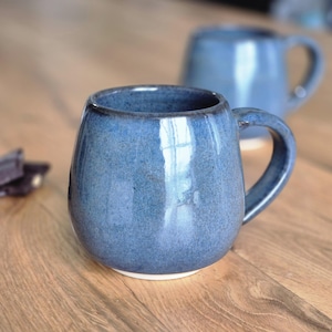 Handgjord kaffemugg i blått stengods, stor keramisk mugg i keramik, mugg i bred botten med stort handtag, julklapp, inga extra avgifter för USA