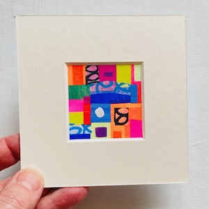 Peinture abstraite colorée miniature, petite décoration murale originale avec collage, cadeau d&#39;oeuvre d&#39;art fait main pour une maison bohème, mini oeuvre d&#39;art murale moderne audacieuse.