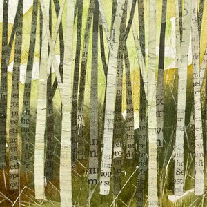 Dipinti di alberi con collage di carta, opere d'arte con tecniche miste e terrose, arte murale rustica con boschi, regalo decorativo fatto a mano per gli amanti della natura, arte paesaggistica.