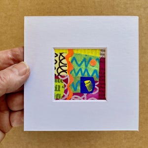 Peinture abstraite miniature colorée, mini oeuvre d&#39;art originale de collage, cadeau de décoration fait main pour un intérieur bohème, minuscule art mural technique mixte.
