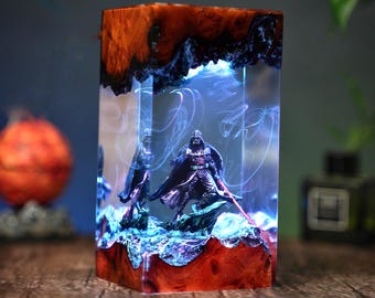Diorama, Star.war Kunstharzlampe, Resin Wood Schreibtisch , Lichtsäbel Gaming Decor, Epoxidharz , Schreibtischlampe ,Weihnachtsgeschenke, Vatertag