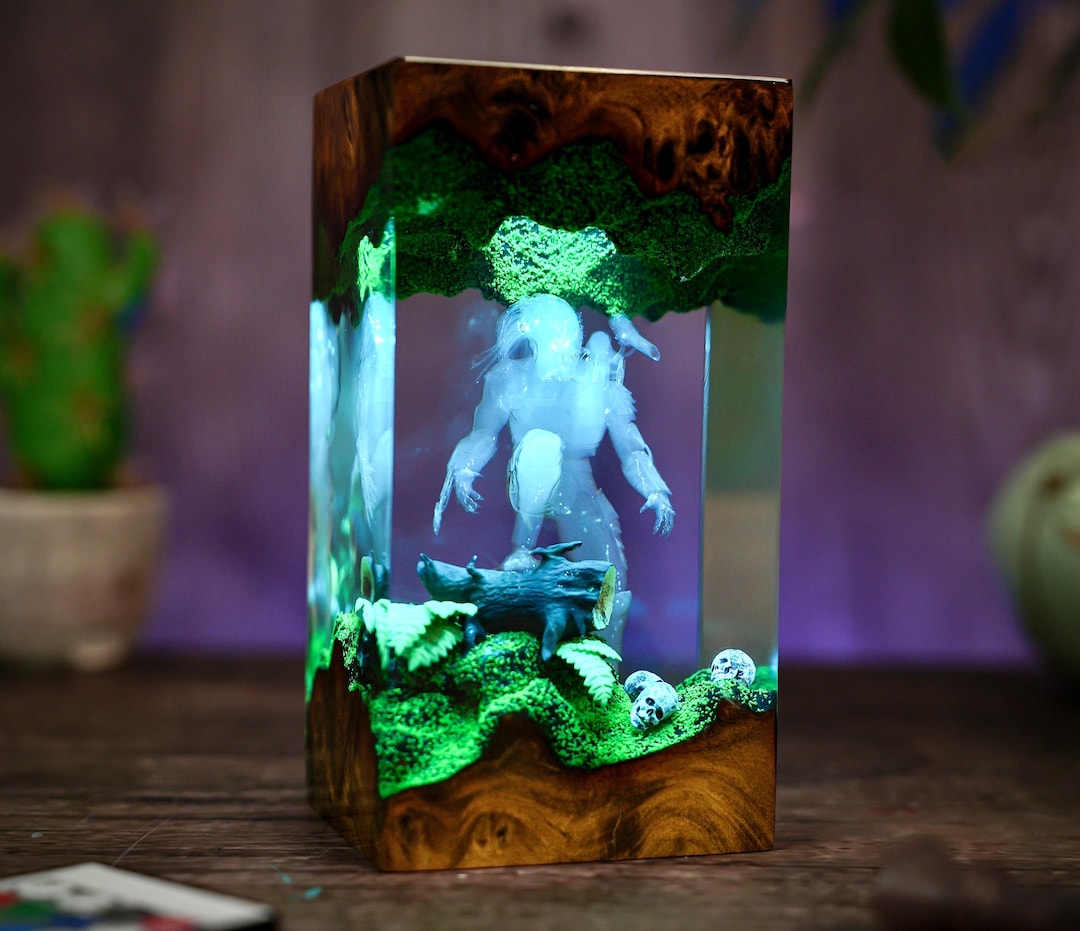 Custom Alien Creature Lamp Wood, Alien Epoxy Lamp, Sci-fi Horror Being ...
