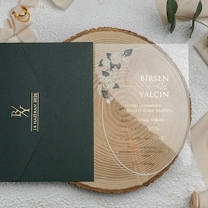 Explore a beleza e a grandiosidade do convite de casamento detalhado com flores de acrílico, com envelope verde, convite de casamento físico.