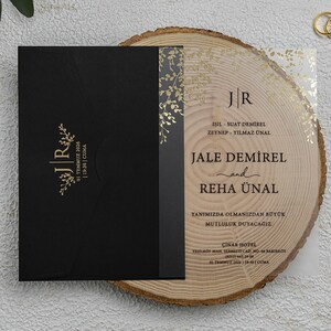 Elegante en luxueuze acrylhuwelijksuitnodigingen met bladgouddetail. Trouwkaart met zwarte envelop, fysieke huwelijksuitnodiging