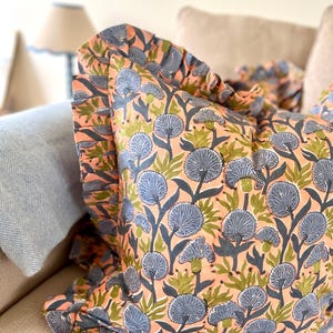 Cojín con volantes y estampado indio: decoración floral bohemia para el hogar