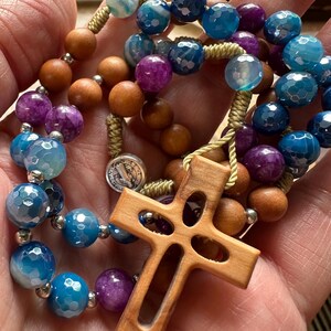 Handgefertigter katholischer Rosenkranz mit Sandelholzperlen, Jade Edelsteinperlen, Olivenholzkreuz und St. Benedikt Medaille, Kordel Rosenkranz, Gebetskette