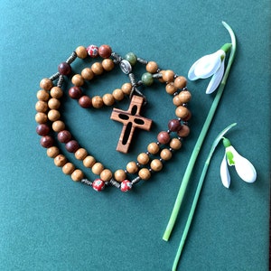 Handgemachter katholischer Rosenkranz mit Rosenholzperlen, Jade Edelsteinperlen, Olivenholzkreuz und St. Benedikt Medaille, Kordel Rosenkranz, Gebetskette