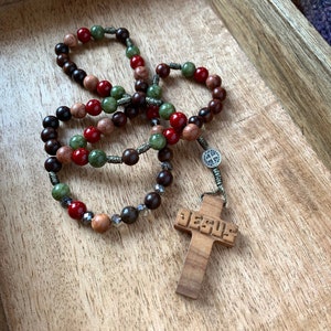 Handgemachter katholischer Rosenkranz mit Rosenholzperlen, Rosenkranz aus Olivenholz, Jade-Edelstein und feuerpolierten Glas-Donut-Perlen