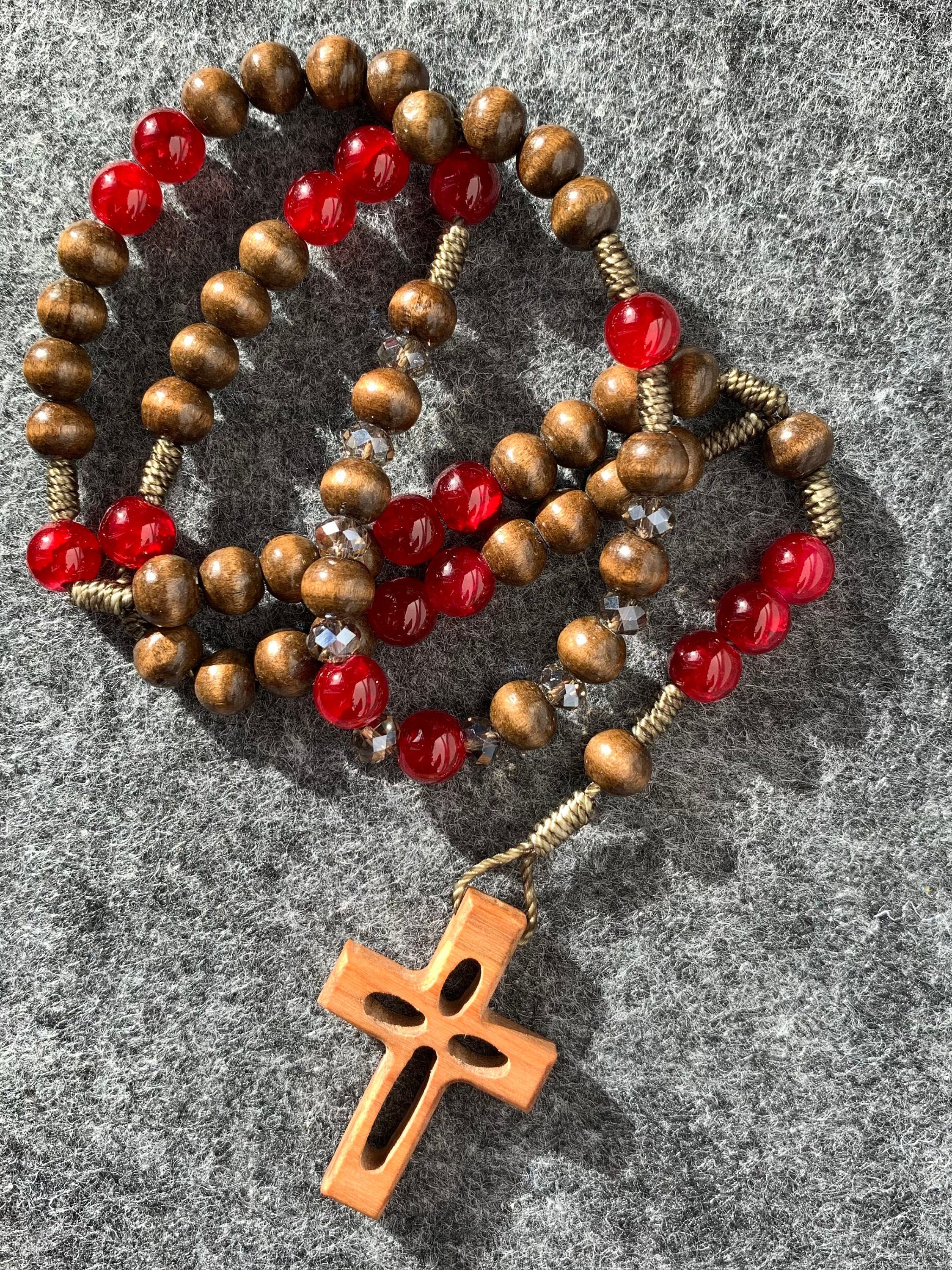 Rosario de madera rojo católico perfumado con cuentas de cruz de Jerusalén  Crucifijo Cristo Jesús collar para automóvil para hombres y mujeres