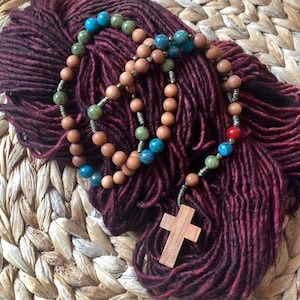 Handgemachter katholischer Rosenkranz mit Sandelholzperlen, Olivenholzkreuz, Apatit- und Jade-Edelsteinperlen, Kordel-Rosenkranz, katholisches Geschenk, Gebetskette