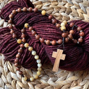 Handgemachter katholischer Rosenkranz mit Rosenholzperlen, Citrin-Edelsteinperlen und Olivenholzkreuz, Kordel-Rosenkranz, katholisches Geschenk, Gebetskette