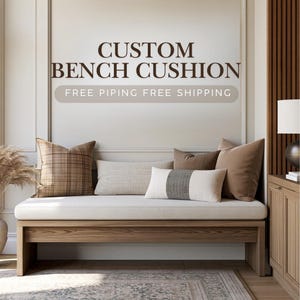 Può includere: Un cuscino per panca personalizzato in tessuto color crema chiaro è posizionato su una panca in legno. Il testo CUSTOM BENCH CUSHION e FREE PIPING FREE SHIPPING è visualizzato sopra. Diversi cuscini decorativi a quadri e marroni sono disposti.