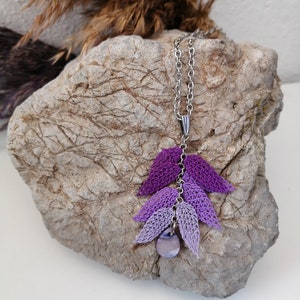 Colar de folhas roxas de crochê feito à mão: joias florais com miçangas