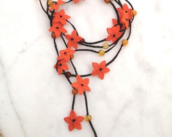 Ensemble de bijoux floraux au crochet orange : collier et boucles d'oreilles en pierre d'agate