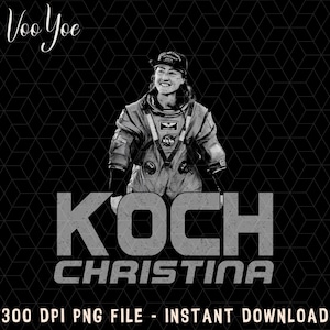 Puede incluir: Gráfico en blanco y negro de la astronauta Christina Koch con un traje espacial y gorra de la NASA. El nombre "KOCH" se muestra en letras grandes y desgastadas sobre "CHRISTINA". La imagen está sobre un fondo negro geométrico.