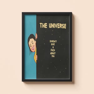 Peut inclure: Impression d'art encadrée dans un cadre noir. L'œuvre présente une illustration de dessin animé d'une personne regardant derrière un fond bleu et noir. Le texte dit "THE UNIVERSE DOESN'T GIVE A FUCK ABOUT YOU."