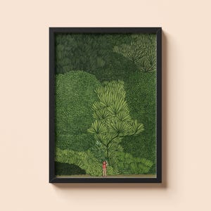 Könnte beinhalten: Ein gerahmter Kunstdruck mit einer detaillierten Illustration einer üppigen grünen Waldszene. Das Kunstwerk zeigt verschiedene Grüntöne, mit einer kleinen Figur in einem roten Hemd im Vordergrund. Der Druck ist in einem schwarzen Rahmen eingefasst.