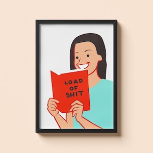 Può includere: Stampa artistica incorniciata. Illustrazione di un cartone animato di una persona sorridente che legge un libro rosso. La copertina del libro mostra il testo "LOAD OF SHIT" in bianco. La persona indossa una camicia azzurra.