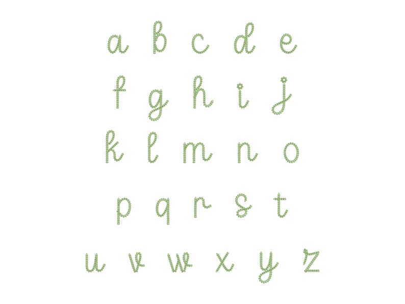 Op de afbeelding: Een compleet alfabet in kleine letters, van a tot z, weergegeven in een sierlijke, cursieve lettertype. De letters zijn zachtgroen van kleur en lijken te zijn gemaakt van kleine, getextureerde stippen. De achtergrond is effen wit.