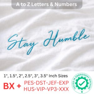 Könnte beinhalten: Weißer Stoff mit den Worten "Stay Humble" in türkisfarbener Schrift gestickt. Der Text "A to Z Letters & Numbers" steht oben. Größen: 2,5 cm, 3,8 cm, 5 cm, 6,4 cm, 7,6 cm und 8,9 cm. Zusätzlicher Text und Logo unten.