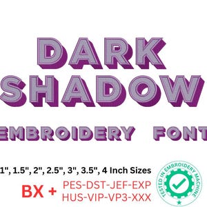Może przedstawiać: Projekt czcionki do haftu "DARK SHADOW" w kolorze fioletowym i szarym. Tekst jest w stylu pogrubionym i blokowym. Czcionka jest dostępna w rozmiarach od 1 do 4 cali. Obraz zawiera również tekst "PES-DST-JEF-EXP HUS-VIP-VP3-XXX BX+" oraz zieloną znacznik wyboru w kółku z tekstem "TESTED IN EMBROIDERY MACHINE".