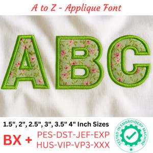 Puede incluir: Letras A, B y C de la fuente Applique, con un estampado floral en el interior y un contorno verde. Las letras están sobre un fondo blanco. El texto "A to Z - Applique Font" está en la parte superior. Tamaños de 3,8 cm a 10,2 cm.