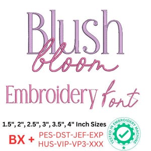 以下が含まれることがあります： 「Blush Bloom」の文字を筆記体で、その下に「Embroidery font」と書かれたデジタルデザイン。デザインには、3.8cmから10.2cmのサイズオプションが含まれています。デザインはピンクと紫の色合いです。