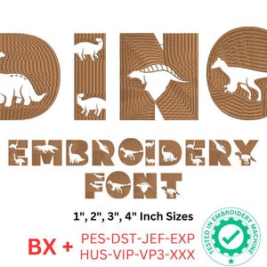 Könnte beinhalten: Stickerei-Schriftart mit Dinosaurier-Silhouetten in Braun und Weiß. Die Schriftart enthält die Buchstaben D, I, N, O, E, M, B, R, O, Y, F und T. Der Text "1", "2", "3", "4" Inch Sizes" befindet sich unter der Schriftart. Der Text "BX + PES-DST-JEF-EXP HUS-VIP-VP3-XXX" befindet sich unter den Größen. Ein grünes Häkchen in einem Zahnrad befindet sich unter dem Text. Der Text "TESTED IN EMBROIDERY MACHINE" befindet sich um das Zahnrad herum.