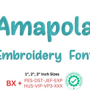 Peut inclure: Police de broderie turquoise nommée "Amapola" sur fond blanc. Les mots "Embroidery Font" sont en dessous. La police est disponible en tailles de 2,5 cm, 5 cm et 7,6 cm. L'image comprend également un logo et des informations sur le type de fichier.