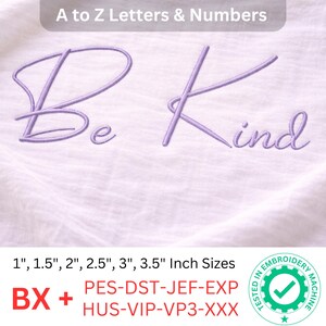 Puede incluir: Diseño bordado en morado claro sobre tela blanca. El diseño presenta las palabras "Be Kind" en una fuente cursiva. La imagen también incluye texto que indica los tamaños disponibles de 2,5 cm a 8,9 cm.