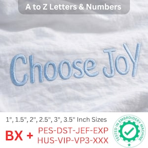 Può includere: Testo ricamato in blu chiaro su tessuto bianco con la scritta "Choose Joy". L'immagine include anche testo che indica le dimensioni disponibili da 2,5 cm a 8,9 cm e i formati dei file. La parte superiore dell'immagine dice "A to Z Letters & Numbers".