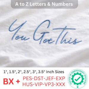 Op de afbeelding: Witte stof met blauw geborduurde tekst die luidt "You Got This". De afbeelding bevat ook de tekst "A to Z Letters & Numbers" en "1", 1.5", 2", 2.5", 3", 3.5" Inch Sizes."