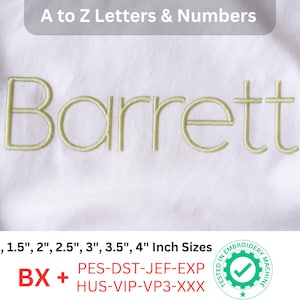 Puede incluir: Nombre "Barrett" bordado en hilo verde claro sobre tela blanca. La imagen incluye texto que indica los tamaños disponibles de 2,5 cm a 10 cm y formatos de archivo. El texto "A to Z Letters & Numbers" está en la parte superior.