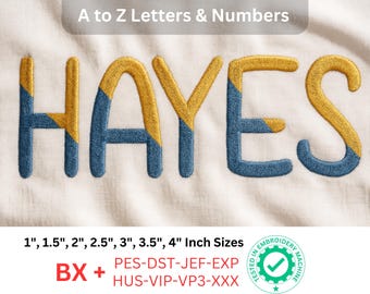 Op de afbeelding: Geborduurd woord "HAYES" in goud en blauw garen op een crèmekleurige stof. De tekst "A to Z Letters & Numbers" staat bovenaan. Beschikbare maten: 2.5 cm, 3.8 cm, 5 cm, 6.4 cm, 7.6 cm, 8.9 cm en 10.2 cm.