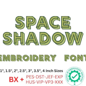 Może przedstawiać: Czcionka do haftu Space Shadow w kolorze zielonym z białym obramowaniem. Czcionka jest dostępna w rozmiarach 1, 1,5, 2, 2,5, 3, 3,5 i 4 cale. Czcionka jest kompatybilna z maszynami do haftu BX, PES, DST, JEF, EXP, HUS, VIP, VP3 i XXX. Testowana na maszynie do haftu.