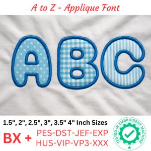 Puede incluir: Diseño de fuente de apliques con las letras ABC. Las letras son de estilo burbuja con patrones azules y blancos, incluyendo lunares, cuadros y rayas. El diseño está delineado en azul y disponible en tamaños de 3,8 a 10,2 cm.