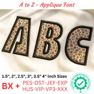 Puede incluir: Letras A, B y C en aplique con un diseño floral, contorneadas en negro. Las letras se muestran sobre un fondo blanco. La imagen incluye el texto "A to Z - Applique Font" y opciones de tamaño de 3,8 a 10,2 cm.