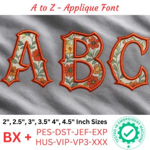 Puede incluir: Letras A, B y C en aplique con un estampado floral en naranja, amarillo y verde. Las letras tienen un contorno naranja y están disponibles en tamaños de 5,08 cm a 11,43 cm.