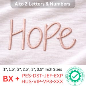Könnte beinhalten: Gesticktes Wort "HOPE" in einem weichen, hellbraunen Farbton, dargestellt auf einem weißen, strukturierten Stoff. Das Bild enthält Text, der verschiedene Größen von 2.5 bis 8.9 cm angibt. Zusätzlicher Text erwähnt "A to Z Letters & Numbers" und Stickdateiformate.