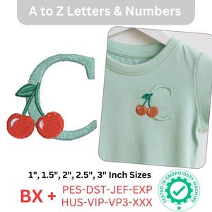 Puede incluir: Una letra "C" bordada con un diseño de cereza. La letra es de color verde claro y las cerezas son rojas. La imagen también muestra la letra bordada en una camiseta verde claro. El texto "A to Z Letters & Numbers" está en la parte superior.