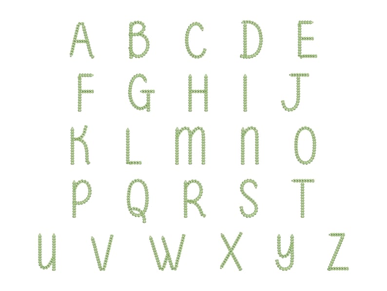 Op de afbeelding: Een volledig alfabet, van A tot Z, wordt weergegeven in een lettertype zonder schreef. Elke letter is gevormd uit kleine, lichtgroene, cirkelvormige vormen. De letters zijn gelijkmatig verdeeld tegen een effen witte achtergrond.