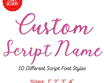 Op de afbeelding: Een digitale downloadafbeelding met de woorden "Custom Script Name" in een roze scriptlettertype. De afbeelding bevat ook de tekst "10 Different Script Font Styles" en maatopties van 2,5 cm, 5 cm, 7,6 cm en 10,2 cm. Een "Snelle levering"-badge en een "Digitale download"-badge zijn ook aanwezig.