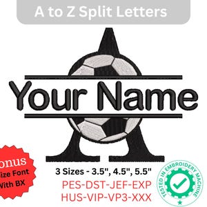Könnte beinhalten: Schwarz-weißes Fußball-Design mit dem Buchstaben "A", der geteilt ist, um einen Namen einzufügen. Der Text "Your Name" wird in der Mitte angezeigt. Enthält einen Bonus-3-Größen-Schriftart mit BX. Das Design ist in 3 Größen erhältlich: 8,9 cm, 11,4 cm und 14 cm.