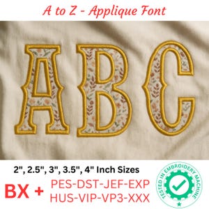 Może przedstawiać: Haftowane litery A, B i C w ozdobnej czcionce, z kwiatowym wzorem wewnątrz i złotym obrysem. Tekst "A to Z - Applique Font" znajduje się na górze. Dostępne rozmiary: 5.08cm, 6.35cm, 7.62cm, 8.89cm i 10.16cm.